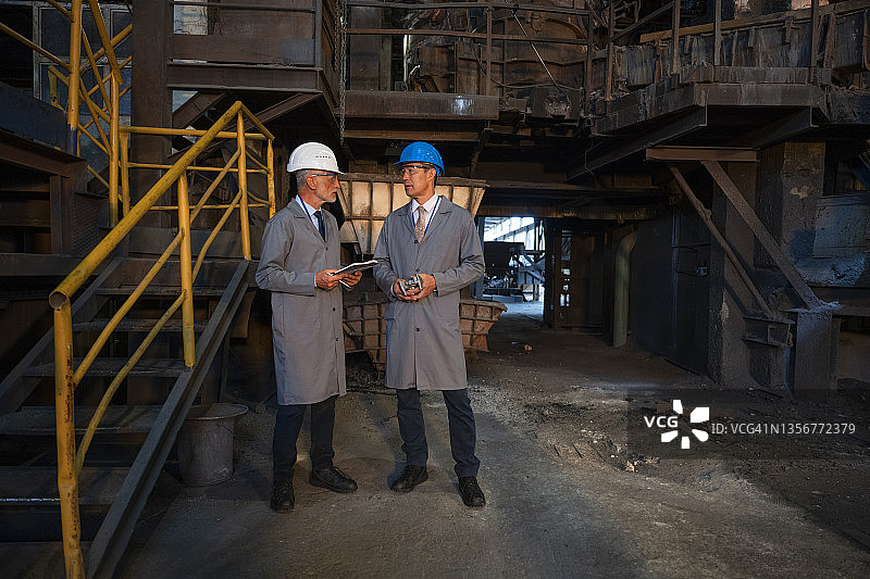 铸造厂里检查金属设备的男工程师图片素材