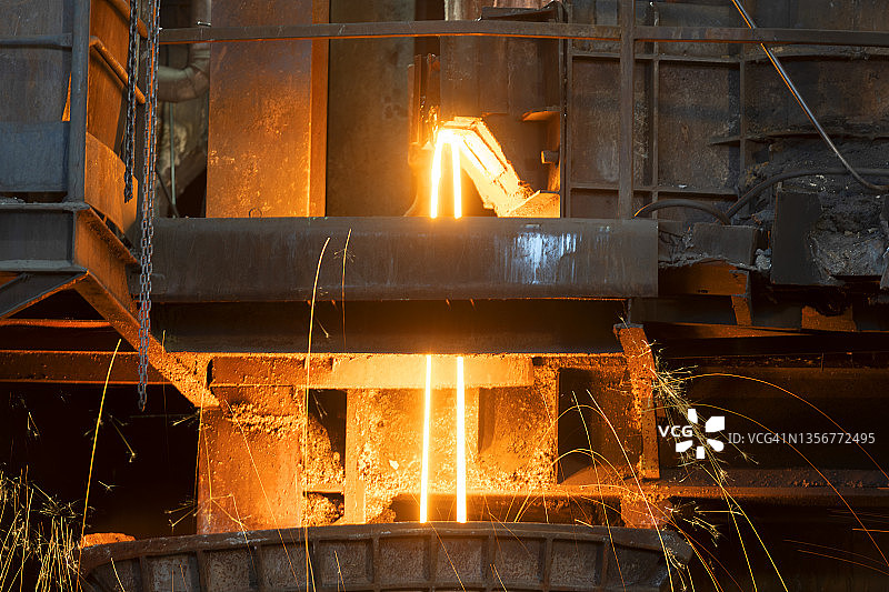 铸造厂钢水包将熔融金属倒入铸件图片素材