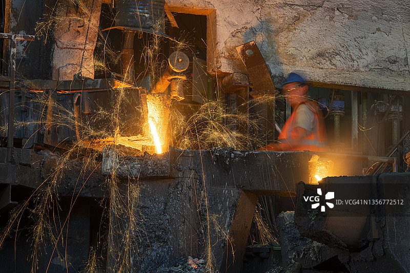 铸造工人从熔融金属中除渣图片素材