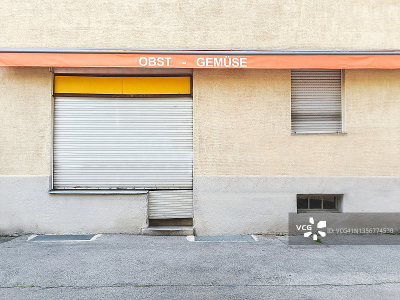 小型企业店面，已关闭的街角商店，市中心萧条景象图片素材