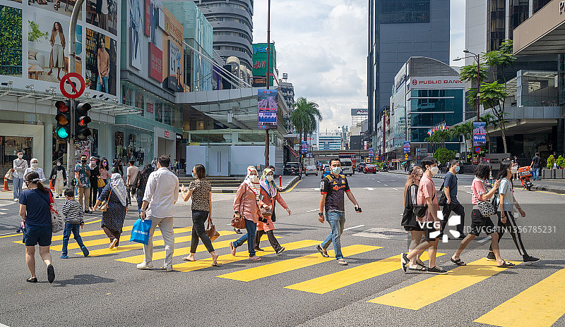 马来西亚吉隆坡街头的人群图片素材