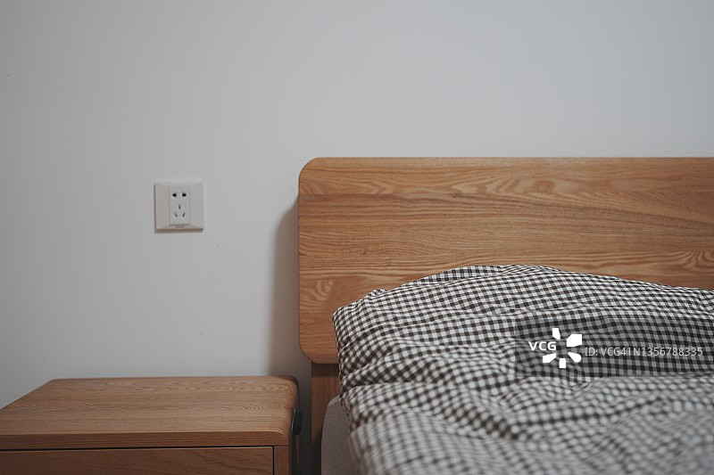 简约原木床头桌图片素材