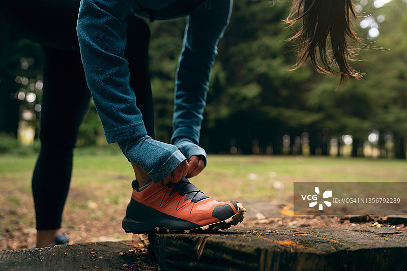 越野跑者系她的运动跑鞋图片素材