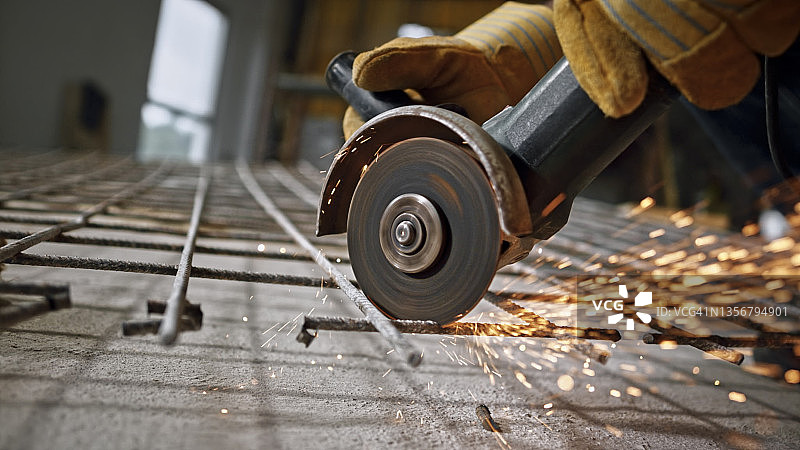 建筑工地上切割金属格栅图片素材