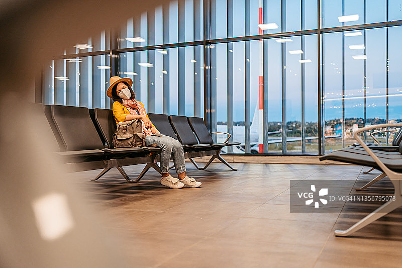 在机场候机室睡觉的疲惫女人图片素材