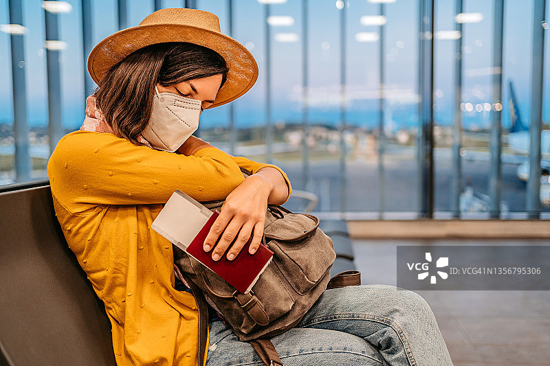 在机场候机室睡觉的疲惫女人图片素材