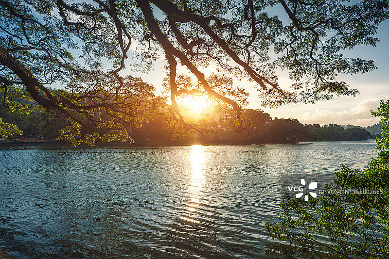 斯里兰卡康提湖的日落美景照片图片素材