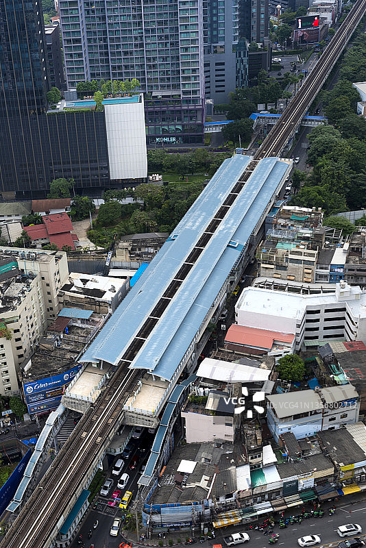 曼谷素坤逸地区与通罗轻轨站的高视角景观图片素材
