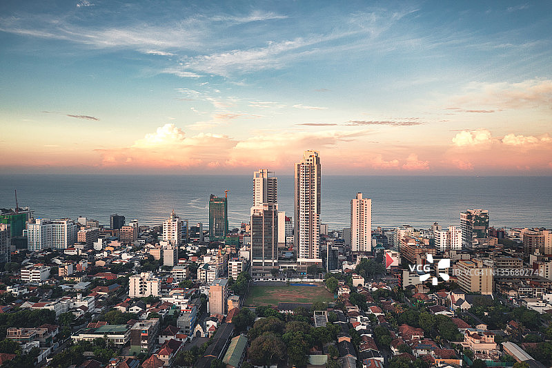 斯里兰卡科伦坡城市和海滩鸟瞰景观图片素材