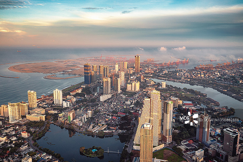 斯里兰卡科伦坡市和港口城市的无人机景观图片素材