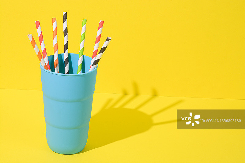 带吸管的杯子图片素材