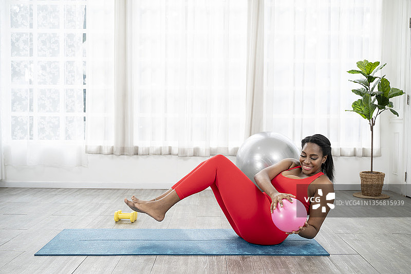 正在伸展身体的超重非裔美国女人图片素材