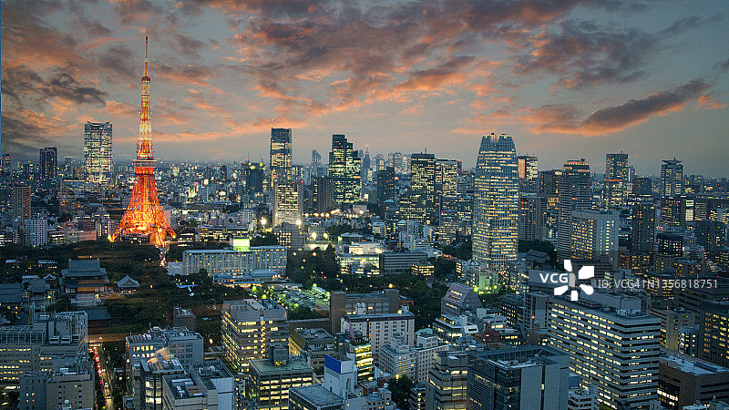 东京城市天际线与东京塔和商业中心（暮光时分）图片素材