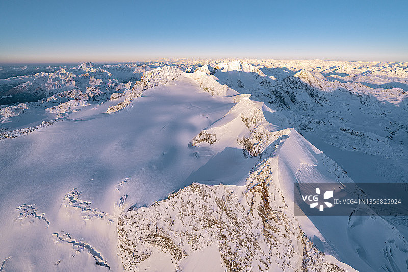 覆盖着白雪的伯尔尼纳峰鸟瞰图图片素材