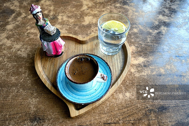 土耳其咖啡和一杯水高角度景观图片素材