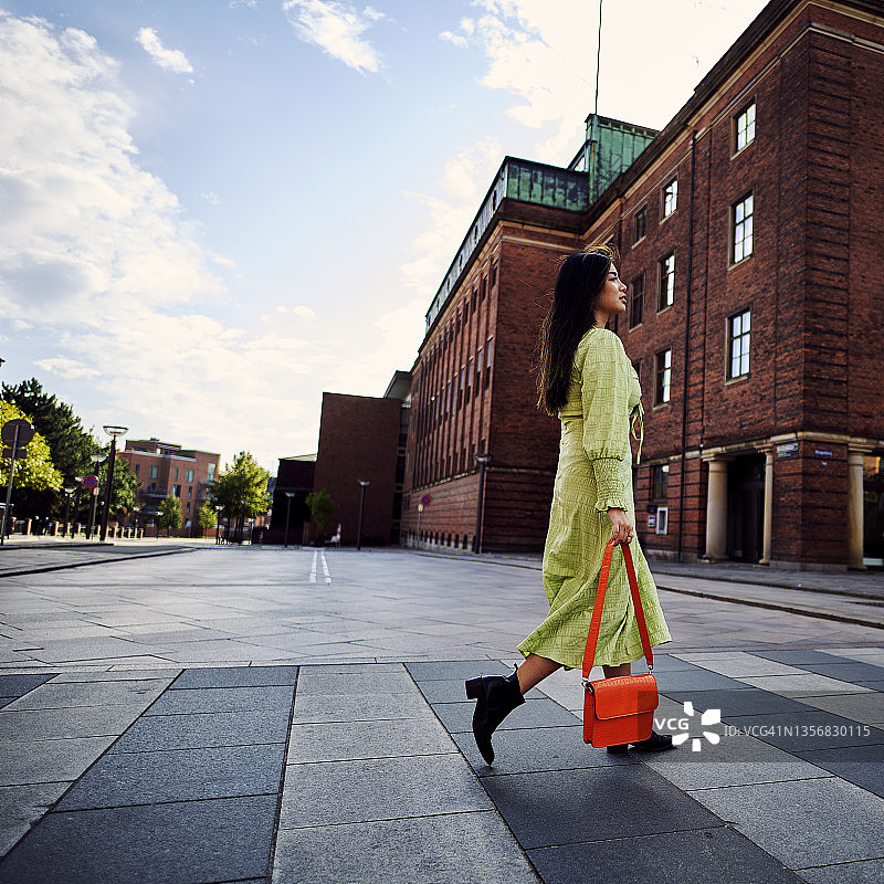 年轻的亚洲女性正在过马路图片素材