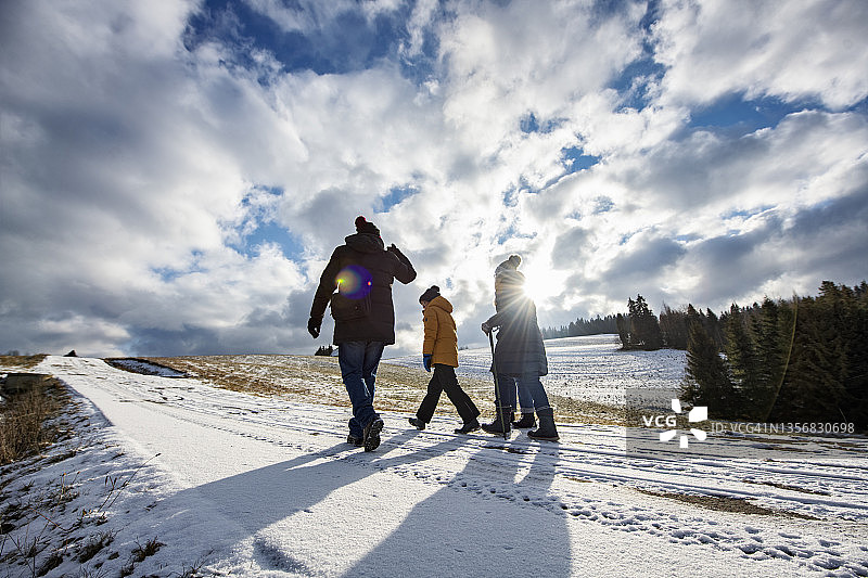 祖孙冬日享受徒步图片素材