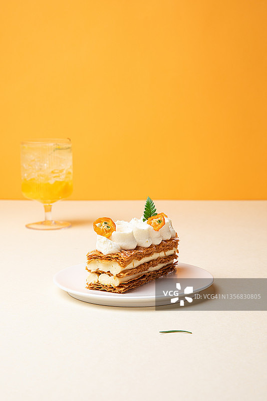 橙色蛋糕和橙色千层酥图片素材