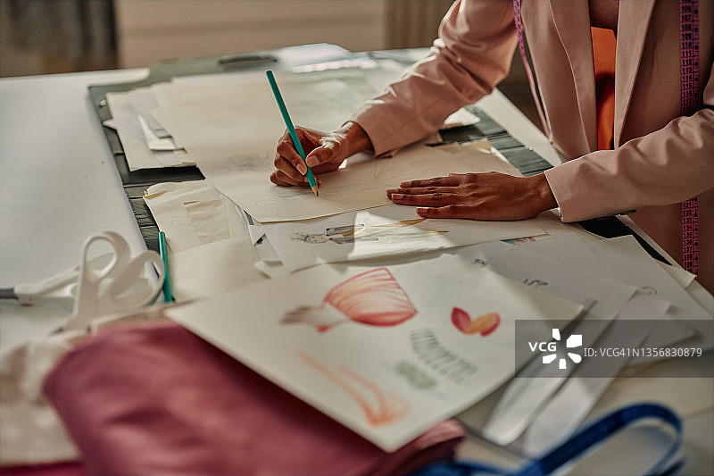 时装设计师在工作室素描的特写图片素材