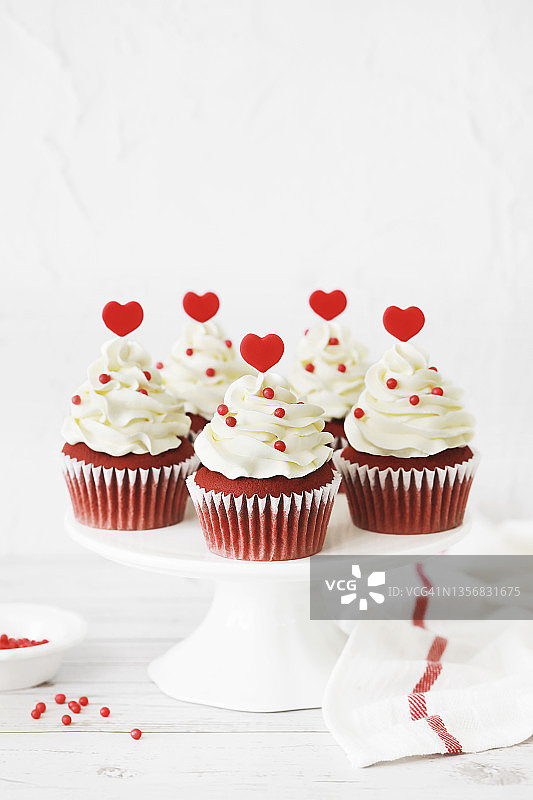 红色天鹅绒纸杯蛋糕图片素材