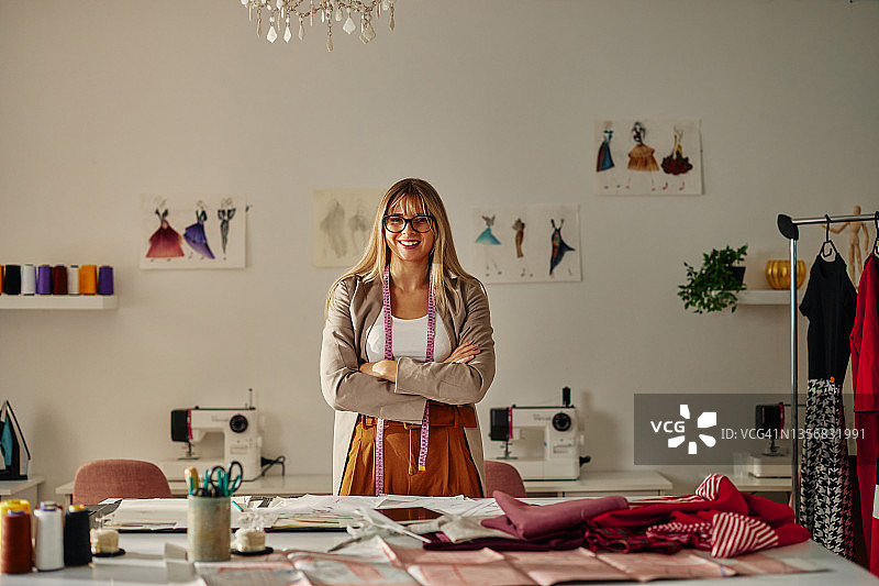 工作室里的年轻女时装设计师图片素材