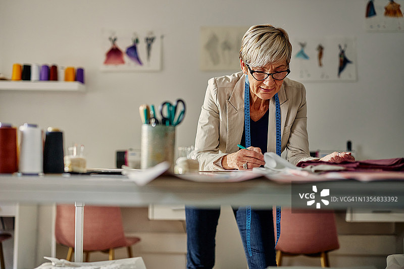 在工作室工作的年长女性图片素材