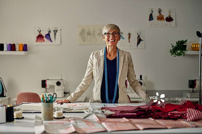 在时装部使用卷尺的女人图片素材