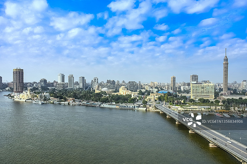 埃及开罗的尼罗河、十月六日大桥和扎马雷克岛上的开罗塔构成的天际线图片素材