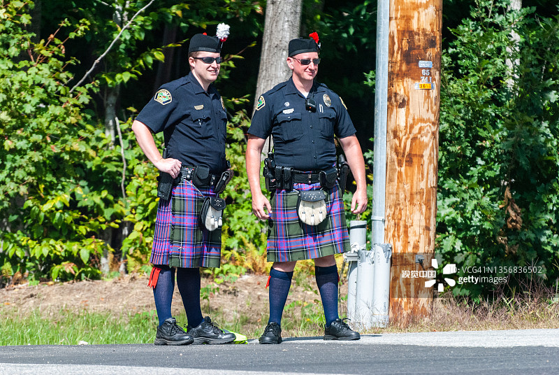 两名警察在林肯市穿着苏格兰短裙（新罕布什尔州）图片素材