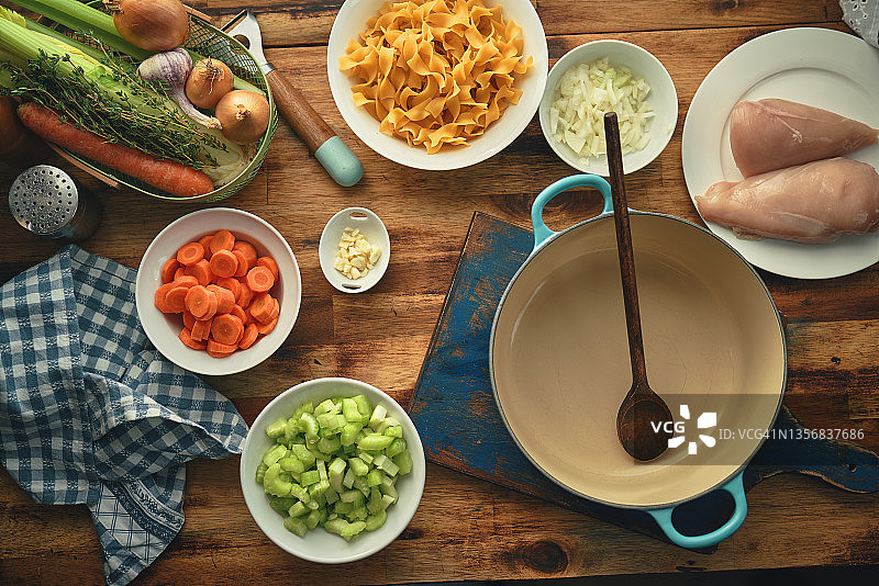 准备蔬菜鸡丝汤图片素材