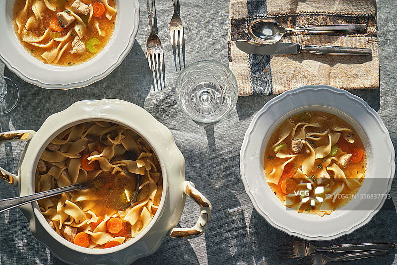 鲜蔬菜鸡肉面条汤图片素材