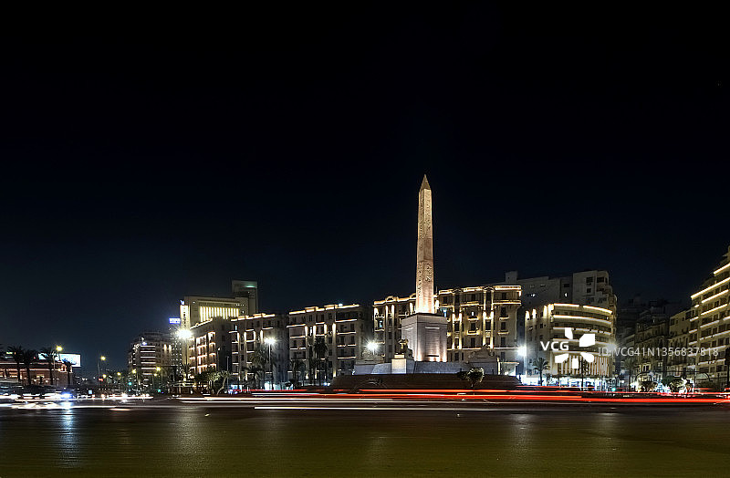 埃及开罗市中心解放广场，法老“拉美西斯二世”方尖碑在夜间被照亮图片素材