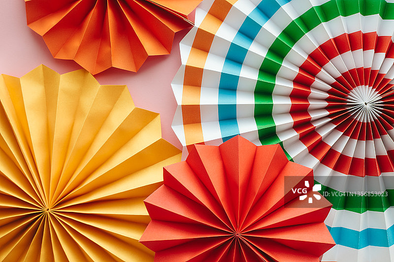 彩色纸扇，派对和家居墙壁橱窗装饰，节日纸质时尚背景，适用于节日和庆典图片素材