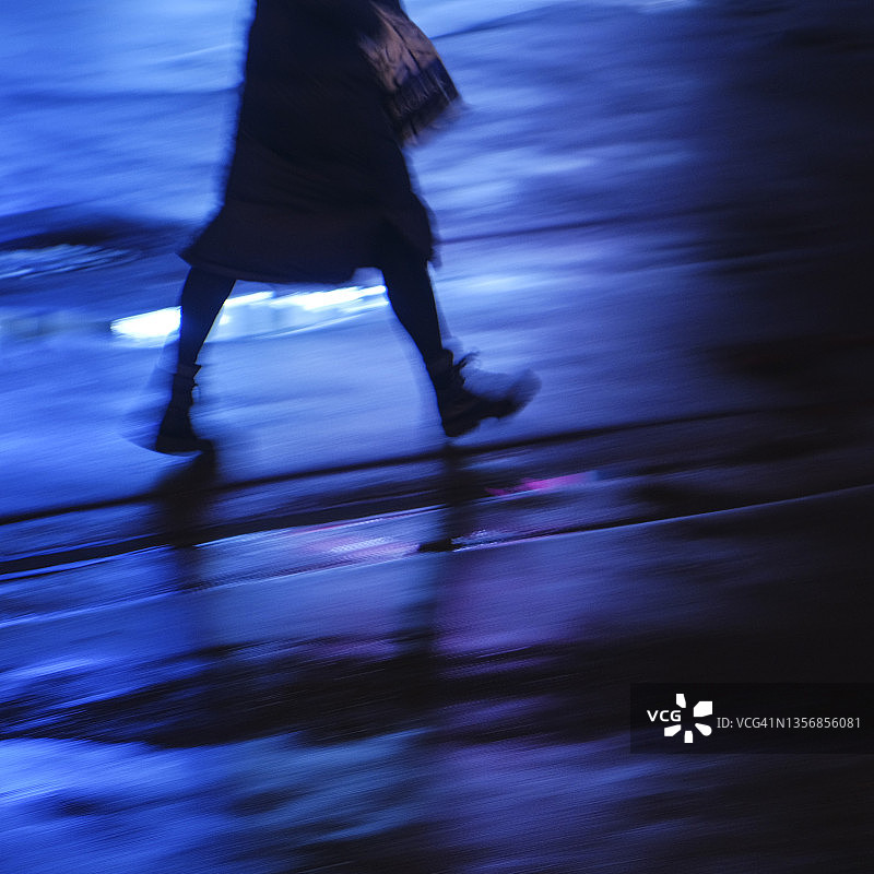 雨夜沥青路上行走的女子（长曝光）图片素材