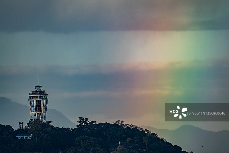 日本神奈川县岛屿上的清晨彩虹图片素材