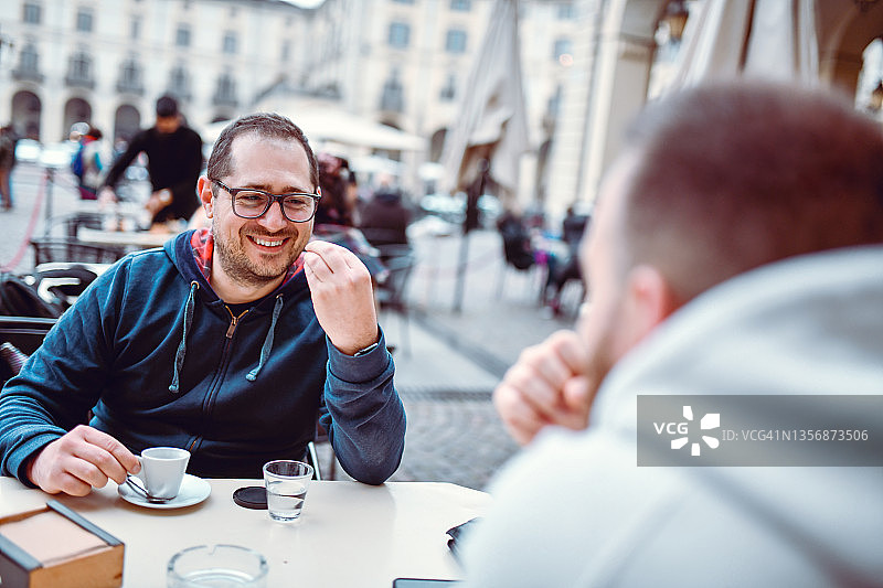带手势的意大利小型讨论图片素材