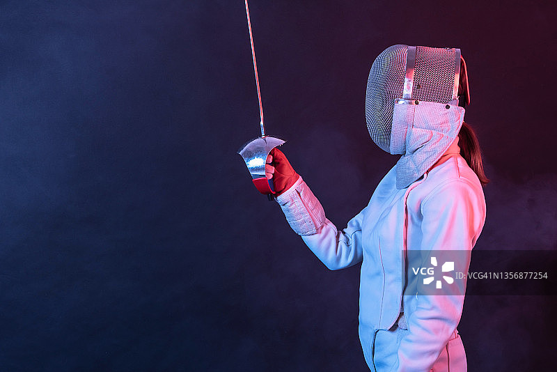 击剑运动广告：女运动员持剑图片素材
