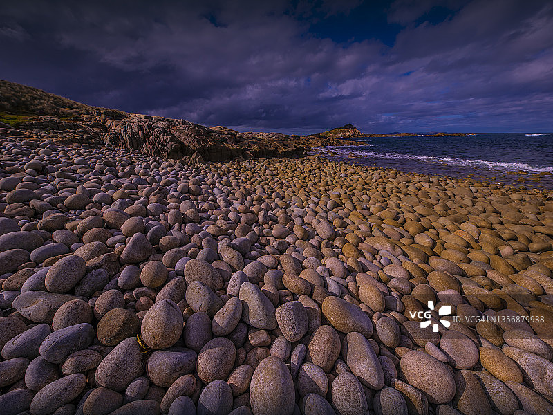 澳大利亚塔斯马尼亚州弗林德斯岛鸡蛋海滩的独特岩石图片素材