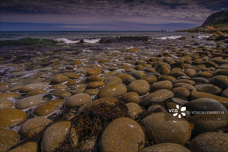 澳大利亚塔斯马尼亚州弗林德斯岛鸡蛋海滩的独特岩石图片素材