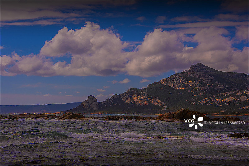 澳大利亚塔斯马尼亚州弗林德斯岛巴斯海峡崎岖而迷人的海岸线图片素材
