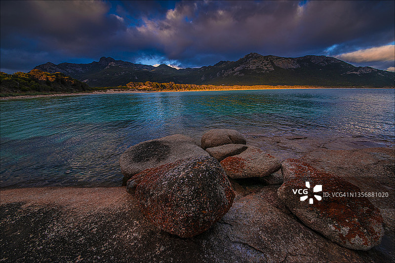 澳大利亚塔斯马尼亚州弗林德斯岛巴斯海峡崎岖而迷人的海岸线图片素材