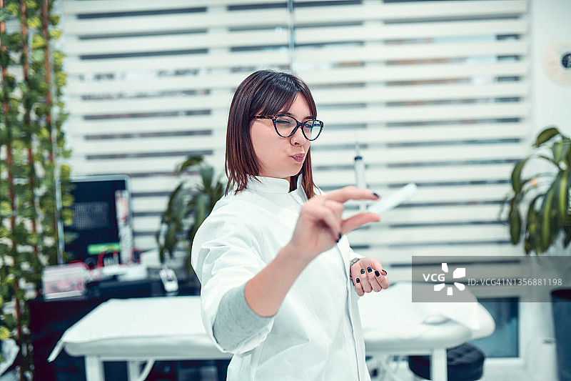 准备就绪的注射器图片素材