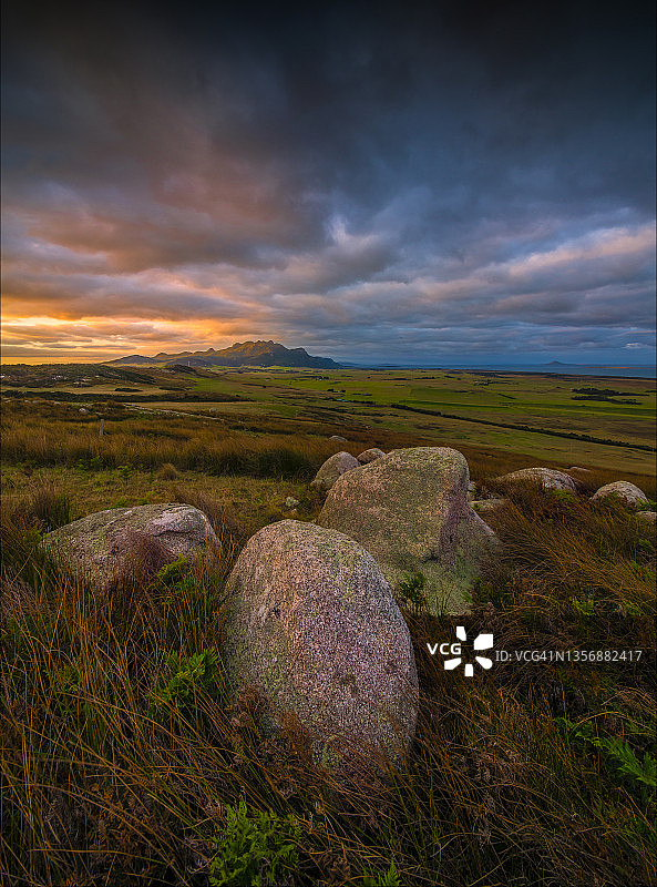 澳大利亚塔斯马尼亚州弗林德斯岛巴斯海峡的无线山黎明光线图片素材