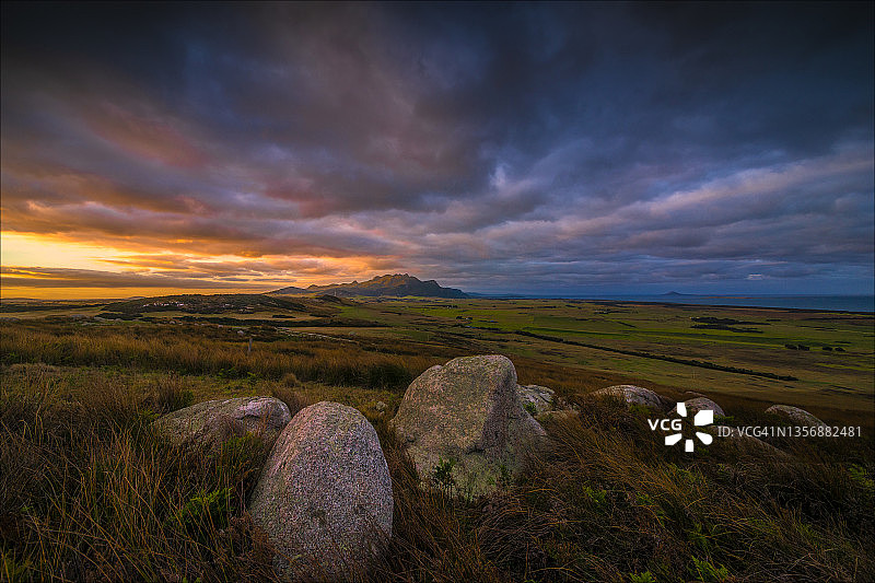 澳大利亚塔斯马尼亚州弗林德斯岛巴斯海峡的无线山黎明光线图片素材