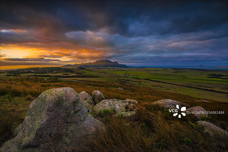 澳大利亚塔斯马尼亚州弗林德斯岛巴斯海峡的无线山黎明光线图片素材