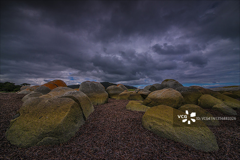 澳大利亚塔斯马尼亚州弗林德斯岛巴斯海峡崎岖而迷人的海岸线图片素材