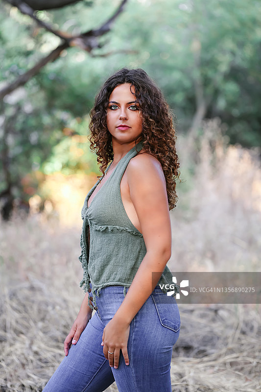 穿着吊带上衣的少女图片素材