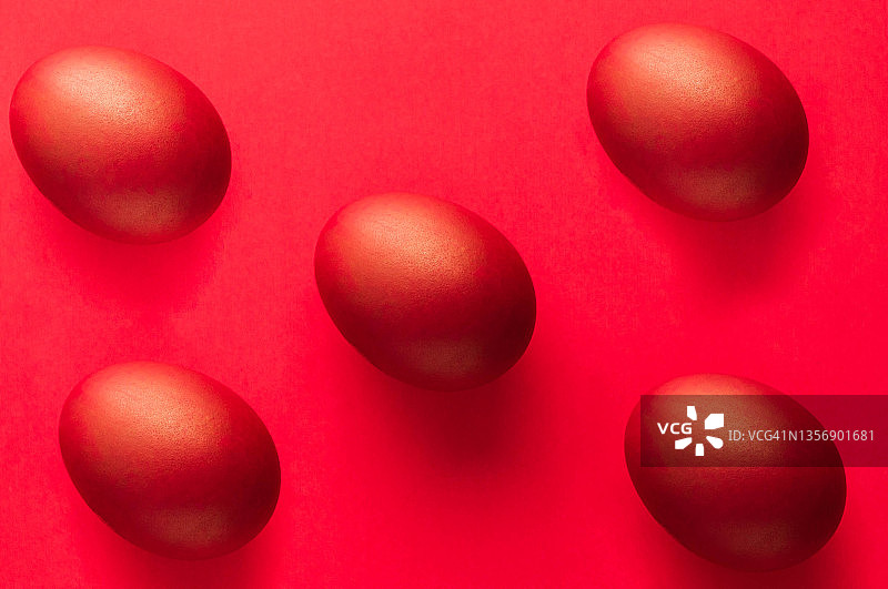 红色背景上红色咸鸭蛋的财务概念静物图片素材