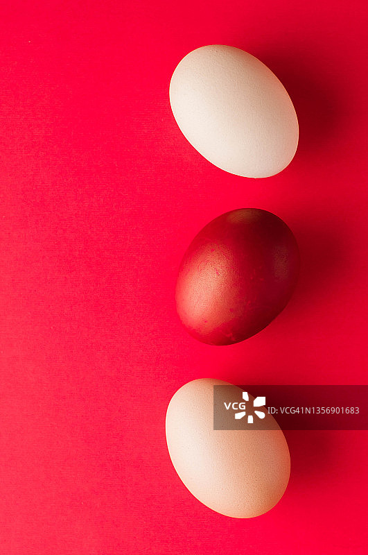 红色咸鸭蛋和白色鸡蛋的金融概念静物摄影图片素材