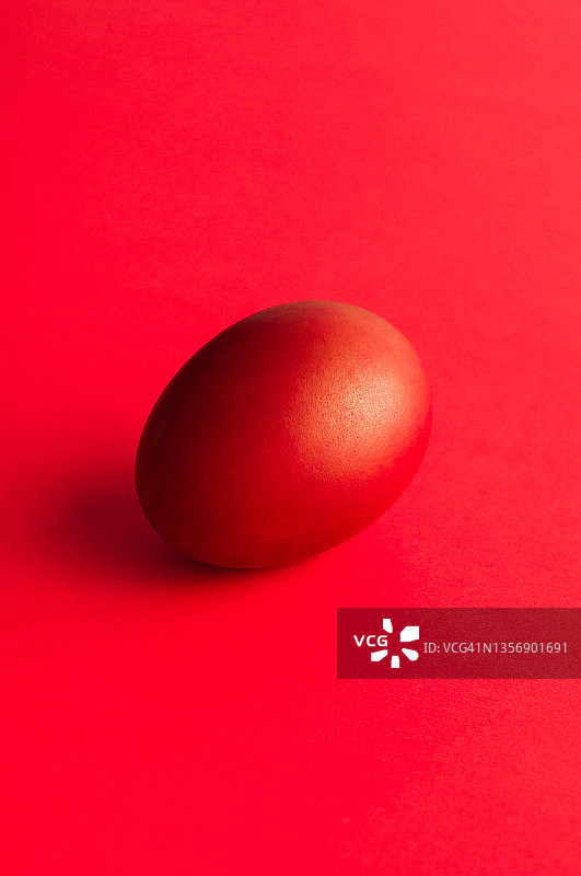 红色背景上红色咸鸭蛋的财务概念静物图片素材